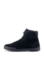 Alpinestars Chrome Shoes, zapatos urbanos de conducción para moto, color negro, vista de perfil lateral que muestra la parte superior de ante dividido y suela de goma plana, silueta de caña alta con estilo casual streetwear.