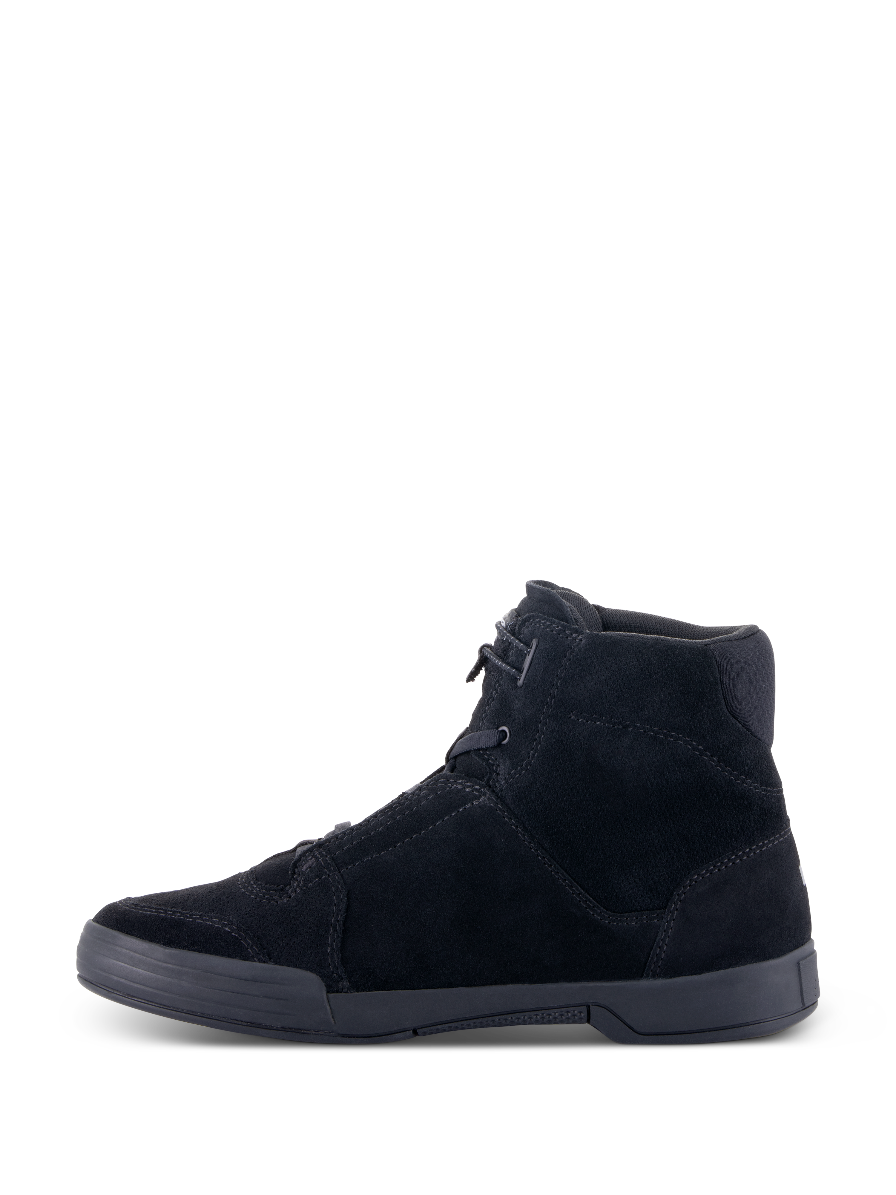 Alpinestars Chrome Shoes, zapatos urbanos de conducción para moto, color negro, vista de perfil lateral que muestra la parte superior de ante dividido y suela de goma plana, silueta de caña alta con estilo casual streetwear.