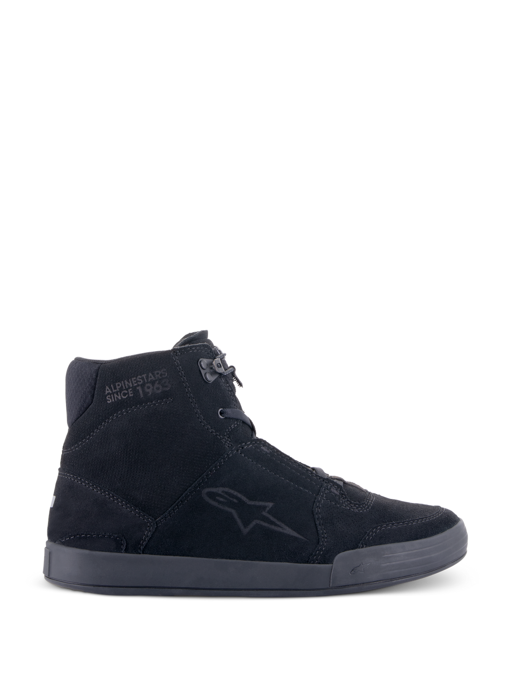 Zapatos Alpinestars Chrome, zapatillas urbanas para montar en moto, negro/negro, silueta de zapatilla alta en ante dividido, con logo de estrella lateral y texto 'Since 1963' en el tobillo, diseño de estilo urbano casual con suela de goma plana
