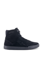 Zapatos Alpinestars Chrome, zapatillas urbanas para montar en moto, negro/negro, silueta de zapatilla alta en ante dividido, con logo de estrella lateral y texto 'Since 1963' en el tobillo, diseño de estilo urbano casual con suela de goma plana