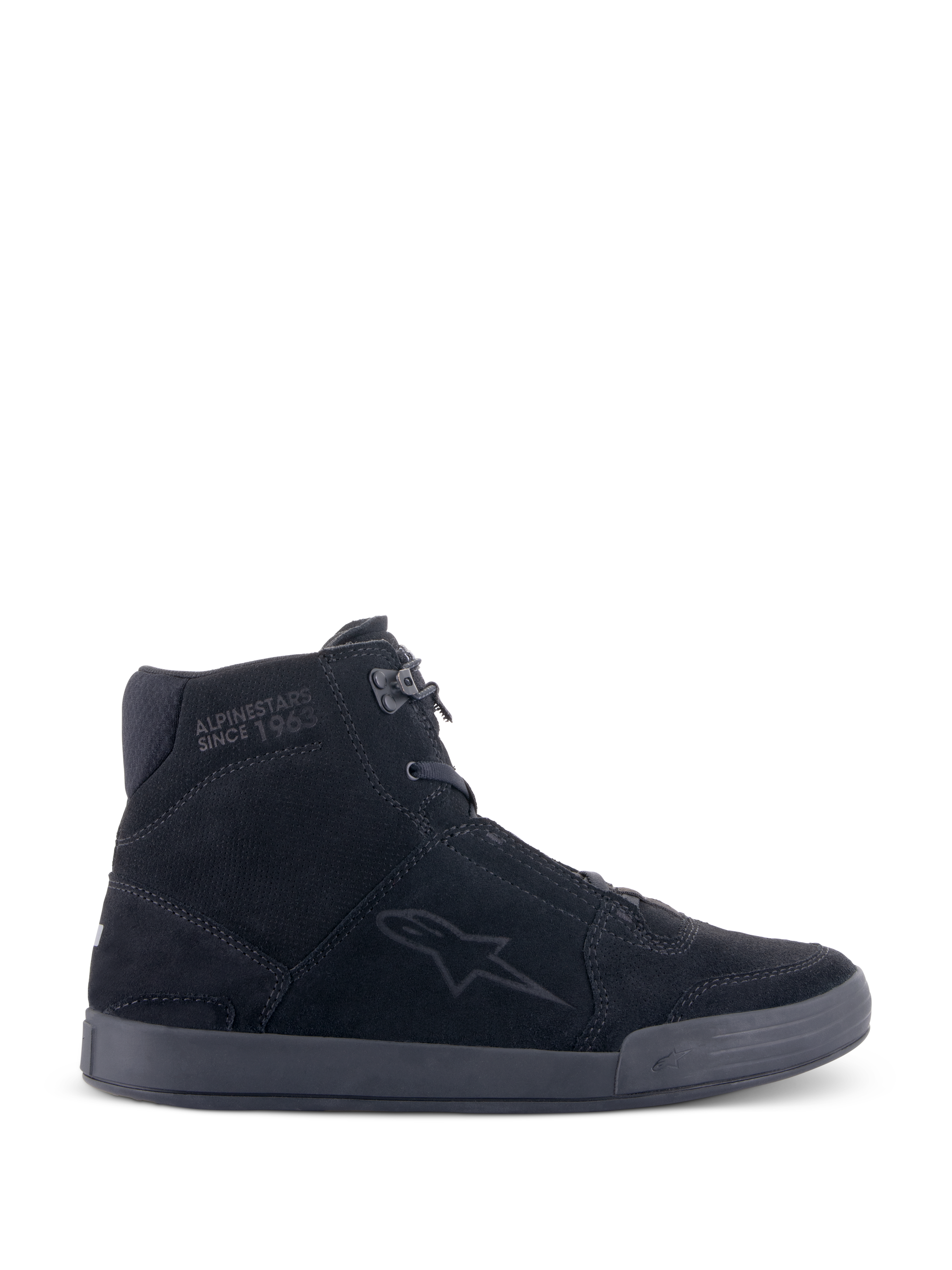 Zapatos Alpinestars Chrome, zapatillas urbanas para montar en moto, negro/negro, silueta de zapatilla alta en ante dividido, con logo de estrella lateral y texto 'Since 1963' en el tobillo, diseño de estilo urbano casual con suela de goma plana