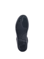 Zapatos Alpinestars Chrome, vista de la suela, negros, con suela de copa de compuesto de caucho avanzado, patrón de agarre hexagonal y logotipo de Alpinestars, calzado urbano para motociclista