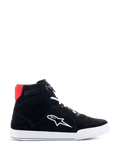 Alpinestars Chrome Riding Shoes en negro, blanco y rojo brillante, zapato de moto urbano de caña alta con parte superior de ante dividido negro, logotipo Astars blanco en el lateral, suela blanca y detalle rojo brillante en el cuello del talón.