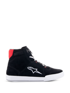 Alpinestars Chrome Riding Shoes en negro, blanco y rojo brillante, zapato de moto urbano de caña alta con parte superior de ante dividido negro, logotipo Astars blanco en el lateral, suela blanca y detalle rojo brillante en el cuello del talón.