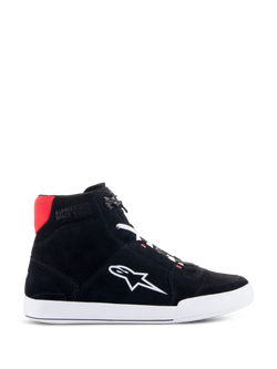 Alpinestars Chrome Riding Shoes en negro, blanco y rojo brillante, zapato de moto urbano de caña alta con parte superior de ante dividido negro, logotipo Astars blanco en el lateral, suela blanca y detalle rojo brillante en el cuello del talón.