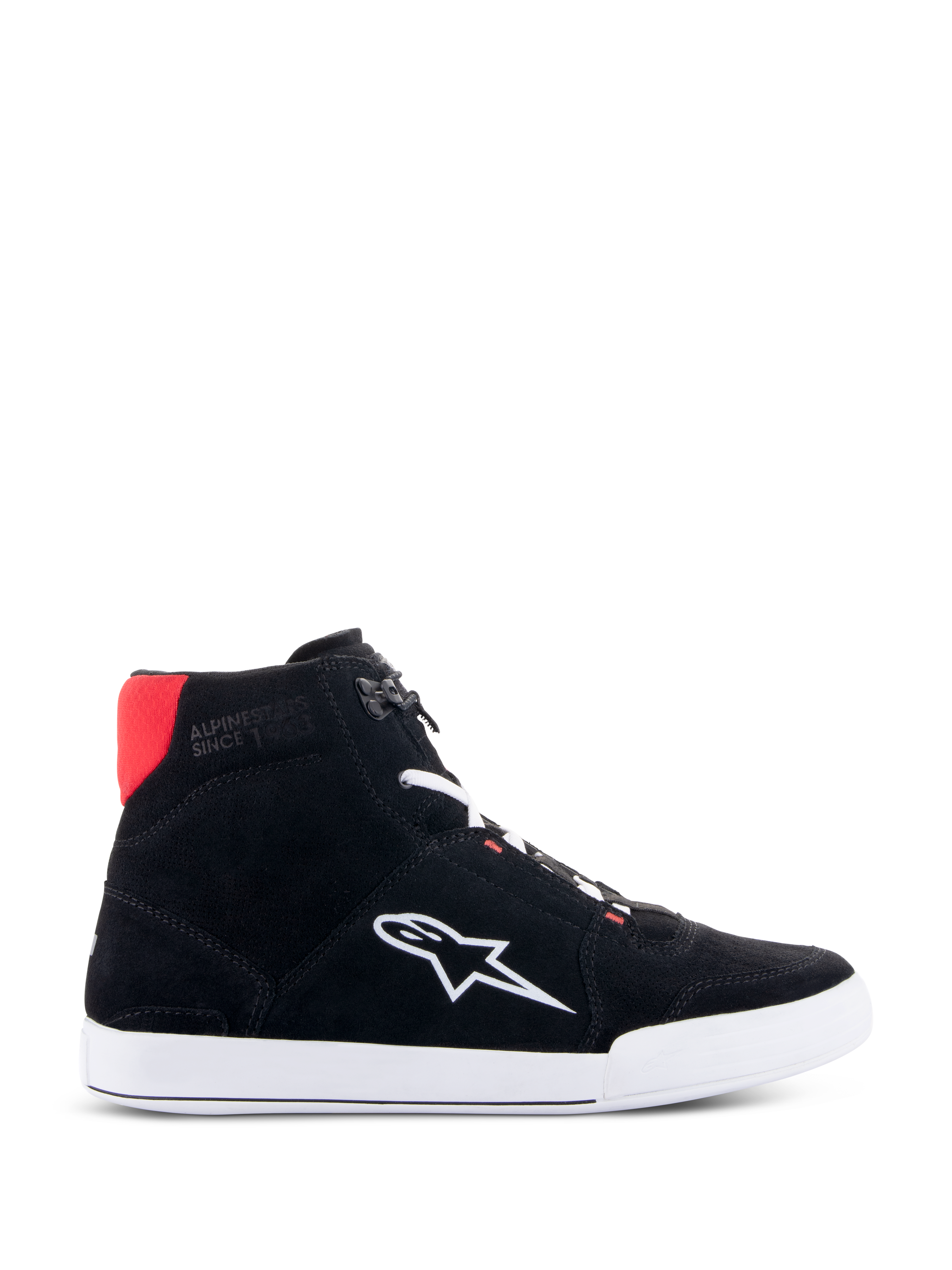 Alpinestars Chrome Riding Shoes en negro, blanco y rojo brillante, zapato de moto urbano de caña alta con parte superior de ante dividido negro, logotipo Astars blanco en el lateral, suela blanca y detalle rojo brillante en el cuello del talón.