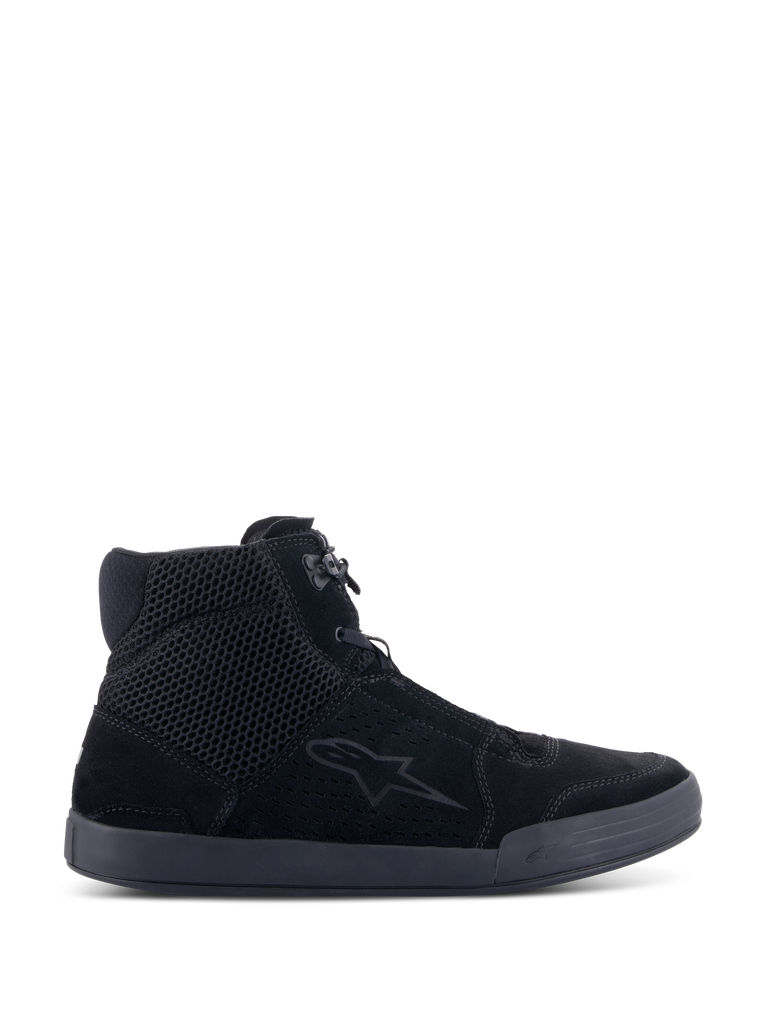 Zapatos Alpinestars Chrome Air, calzado de conducción urbana para motocicleta, negro, vista de perfil lateral, con parte superior de ante dividido y malla, silueta de zapatilla casual con protección de tobillo integrada para conducción en carretera.