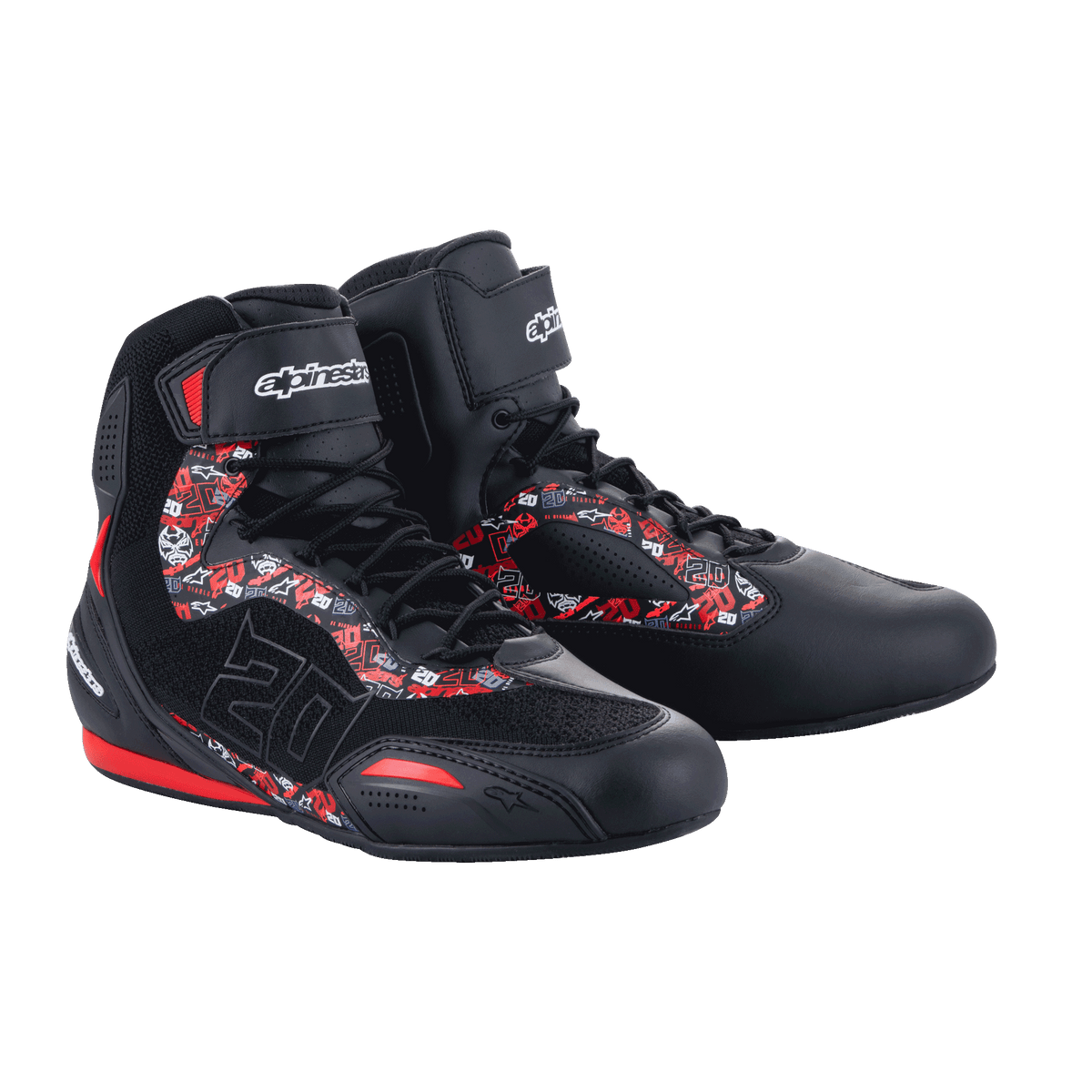 Alpinestars FQ20 Faster-3 Rideknit® Shoes, zapatillas de moto, negro y rojo brillante, con patrones gráficos en rojo y blanco y el número 20 de Fabio Quartararo, construcción de malla tejida y microfibra, logo Alpinestars en la correa del tobillo, diseño deportivo urbano para carretera.