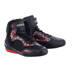Alpinestars FQ20 Faster-3 Rideknit® Shoes, zapatillas de moto, negro y rojo brillante, con patrones gráficos en rojo y blanco y el número 20 de Fabio Quartararo, construcción de malla tejida y microfibra, logo Alpinestars en la correa del tobillo, diseño deportivo urbano para carretera.