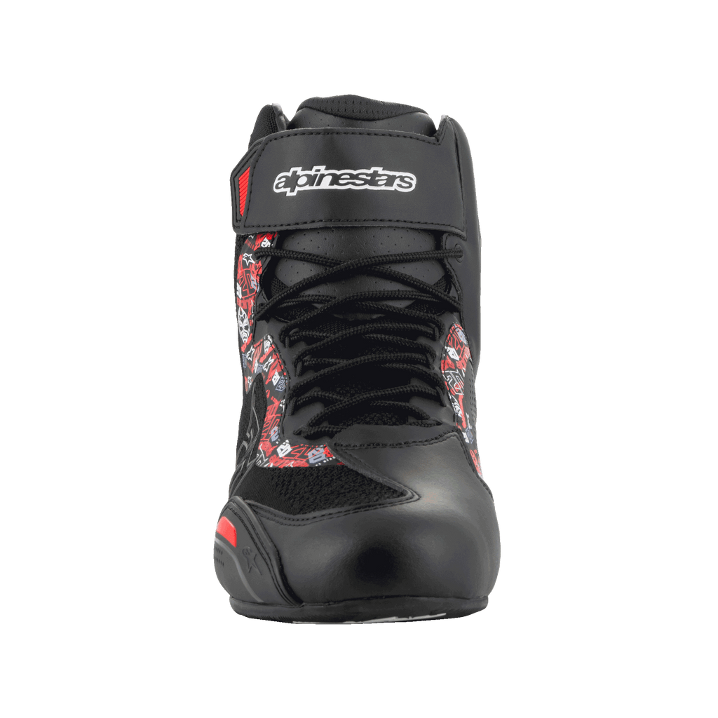 Zapatillas Alpinestars FQ20 Faster-3 Rideknit®, zapatillas de moto, negro y rojo brillante, vista frontal con cierre de cordones y correa de tobillo de gancho y bucle con la marca Alpinestars, estampado gráfico en los laterales, perfil estilizado inspirado en las carreras