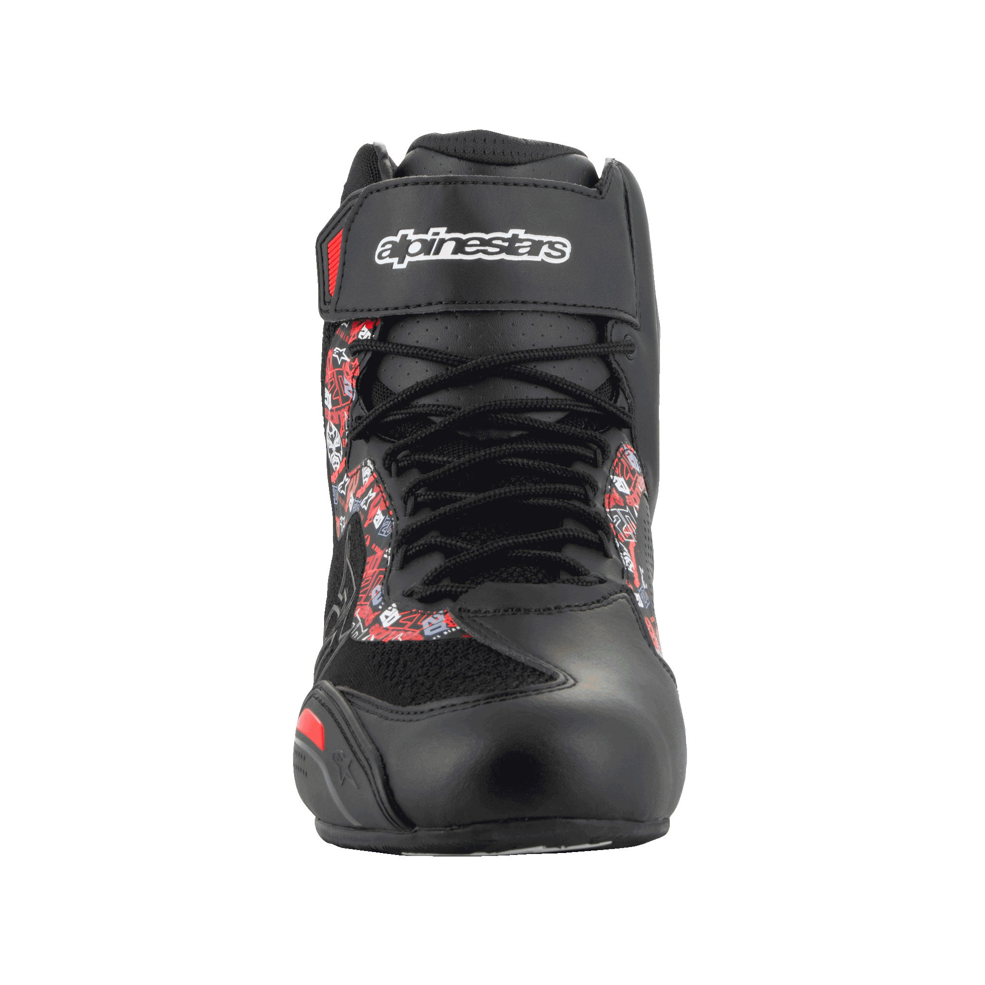 Zapatillas Alpinestars FQ20 Faster-3 Rideknit®, zapatillas de moto, negro y rojo brillante, vista frontal con cierre de cordones y correa de tobillo de gancho y bucle con la marca Alpinestars, estampado gráfico en los laterales, perfil estilizado inspirado en las carreras