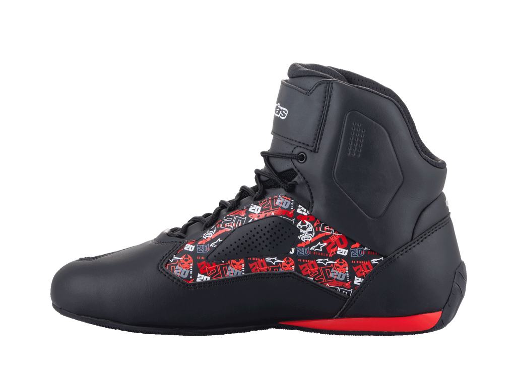 Zapatillas Alpinestars FQ20 Faster-3 Rideknit®, zapatillas para motociclismo, negras con gráficos de Fabio Quartararo en rojo y blanco, diseño de caña alta con cordones y correa en el tobillo, detalle rojo en el talón, vista de perfil lateral