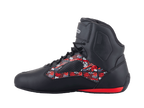 Zapatillas Alpinestars FQ20 Faster-3 Rideknit®, zapatillas para motociclismo, negras con gráficos de Fabio Quartararo en rojo y blanco, diseño de caña alta con cordones y correa en el tobillo, detalle rojo en el talón, vista de perfil lateral