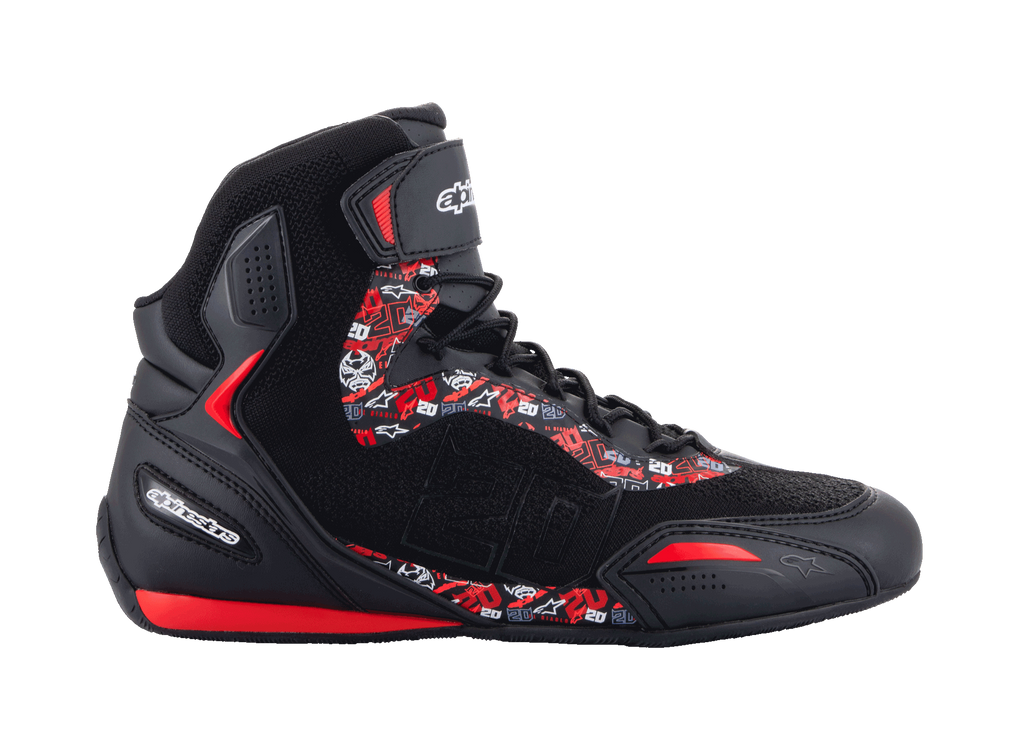 Alpinestars FQ20 Faster-3 Rideknit, zapatillas de motociclismo de caña alta, negras con gráficos rojos y blancos, logotipos y patrones de Fabio Quartararo, parte superior de malla tejida con cordones y correa en el tobillo, suela de goma deportiva con detalles rojos, diseño aerodinámico inspirado en las carreras
