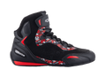 Alpinestars FQ20 Faster-3 Rideknit, zapatillas de motociclismo de caña alta, negras con gráficos rojos y blancos, logotipos y patrones de Fabio Quartararo, parte superior de malla tejida con cordones y correa en el tobillo, suela de goma deportiva con detalles rojos, diseño aerodinámico inspirado en las carreras
