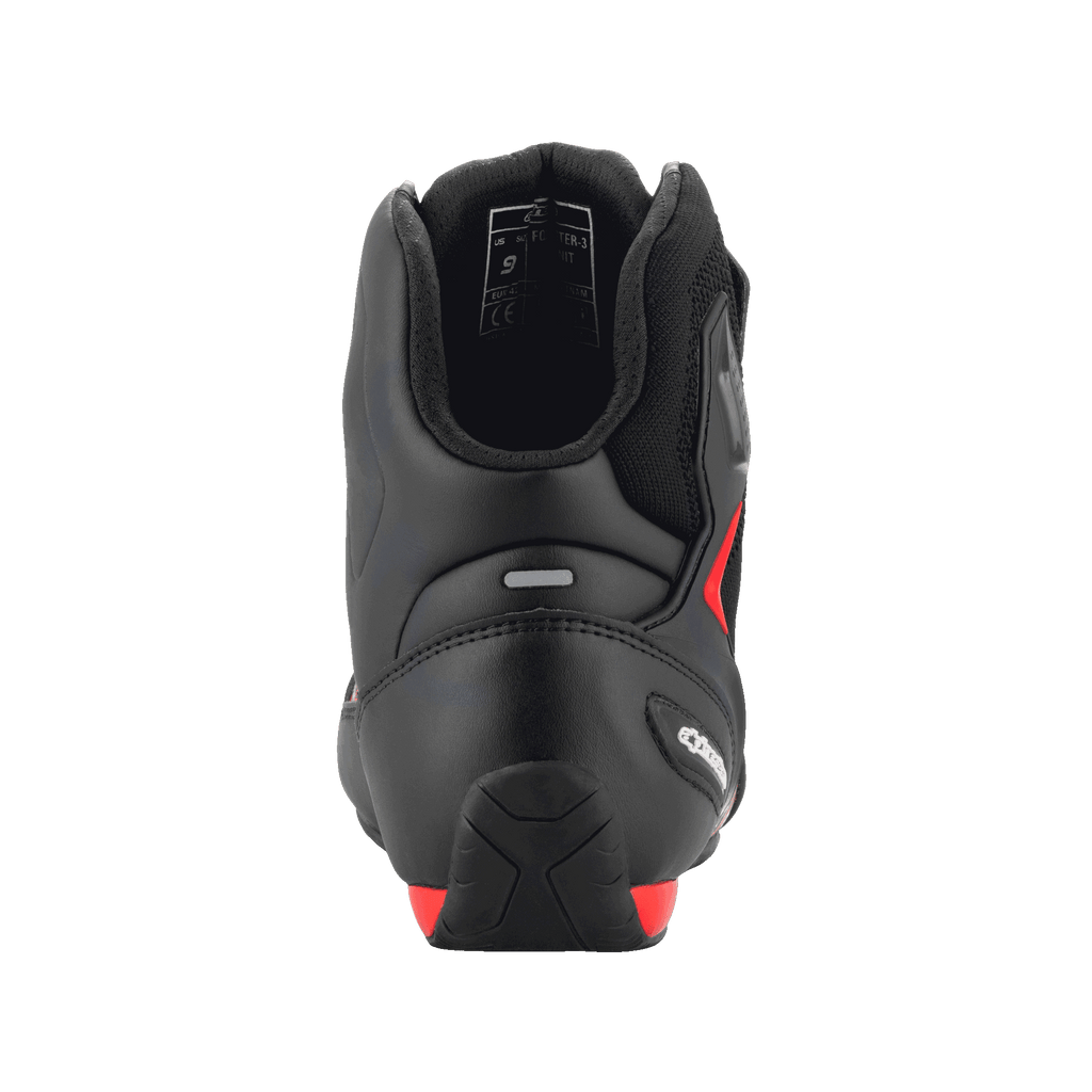 Zapatillas Alpinestars FQ20 Faster-3 Rideknit®, negro y rojo brillante, vista trasera que destaca el contrafuerte del talón contorneado, la tira reflectante y el cuello del tobillo acolchado, calzado técnico para motociclismo.