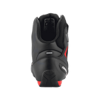 Zapatillas Alpinestars FQ20 Faster-3 Rideknit®, negro y rojo brillante, vista trasera que destaca el contrafuerte del talón contorneado, la tira reflectante y el cuello del tobillo acolchado, calzado técnico para motociclismo.