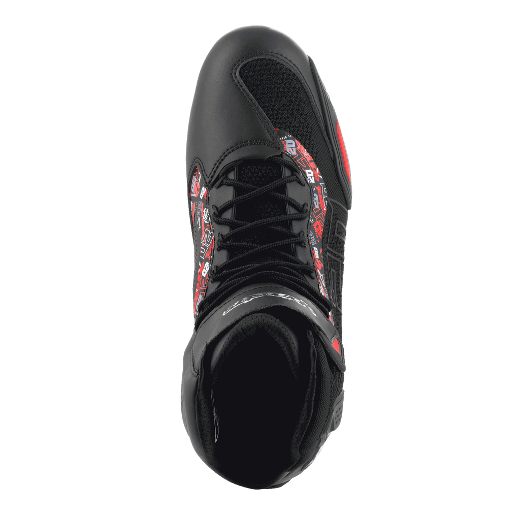 Zapatillas Alpinestars FQ20 Faster-3 Rideknit®, vista superior, negro y rojo brillante, diseño atlético con cordones y malla transpirable, con detalles gráficos en rojo y blanco en los laterales, calzado de motociclismo urbano deportivo