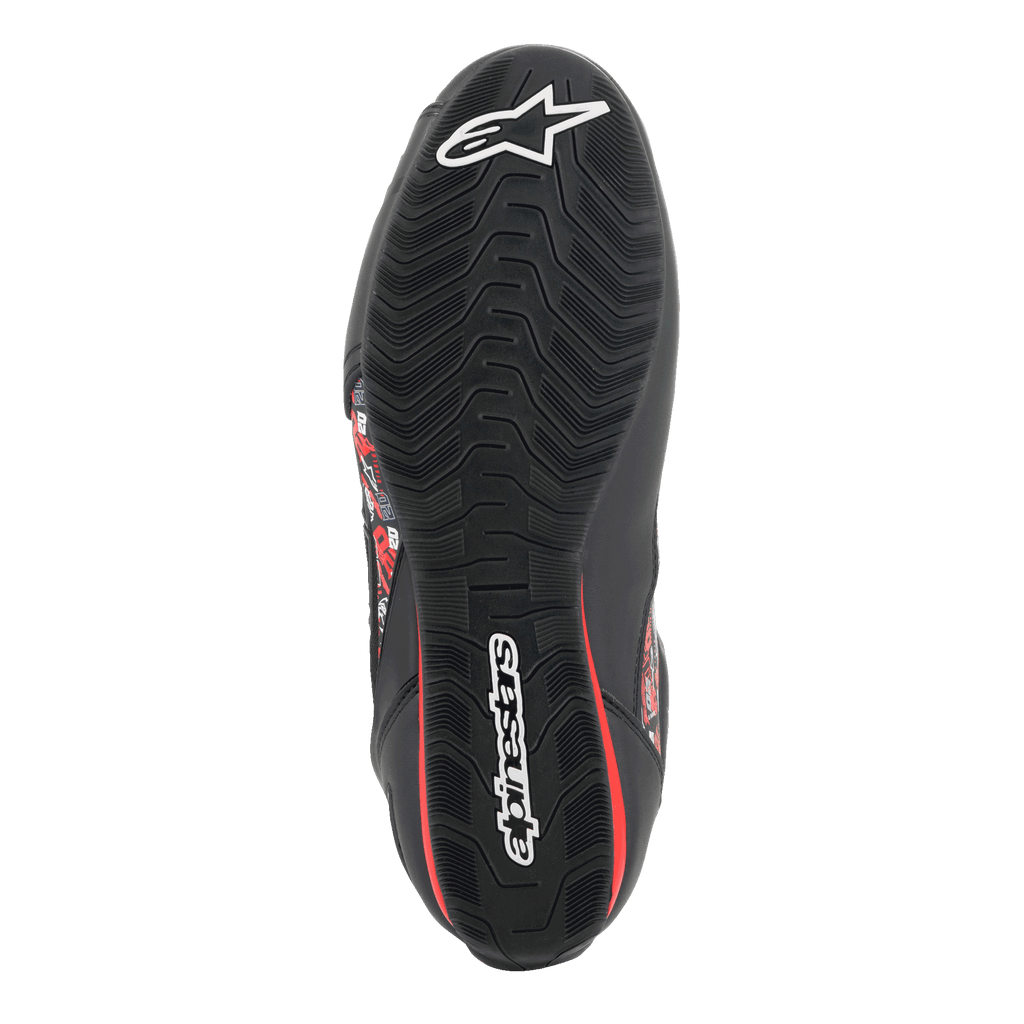 Zapatos Alpinestars FQ20 Faster-3 Rideknit®, vista inferior de la suela de goma texturizada, negro con logotipos Alpinestars blancos y acentos rojos, diseñados para agarre y estabilidad en los mandos de la motocicleta