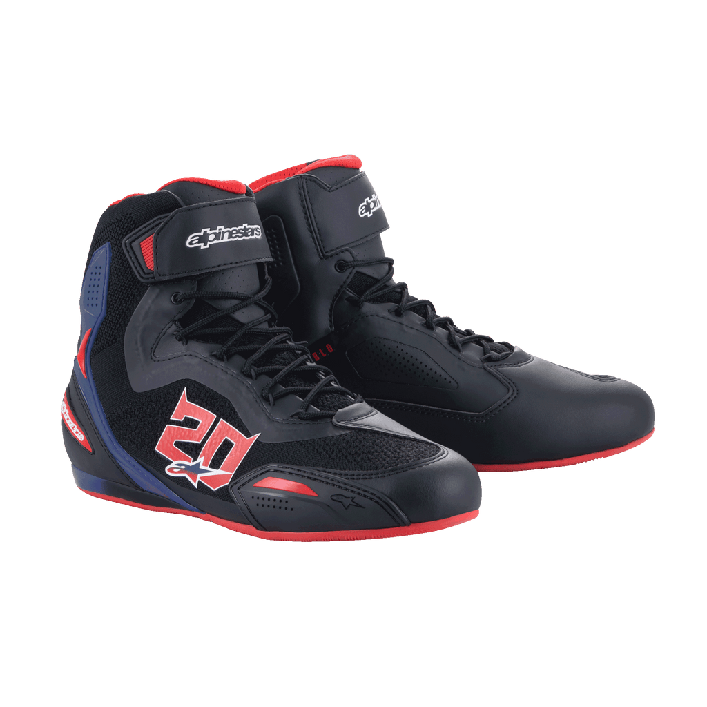 Zapatillas Alpinestars FQ20 Faster-3 Rideknit®, calzado para moto, negras con detalles en rojo brillante y azul, con un llamativo gráfico del número '20' en el lateral, paneles de malla Rideknit® transpirable, cierre de cordones con correa de gancho y bucle y diseño deportivo inspirado en las carreras.