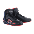 Zapatillas Alpinestars FQ20 Faster-3 Rideknit®, calzado para moto, negras con detalles en rojo brillante y azul, con un llamativo gráfico del número '20' en el lateral, paneles de malla Rideknit® transpirable, cierre de cordones con correa de gancho y bucle y diseño deportivo inspirado en las carreras.