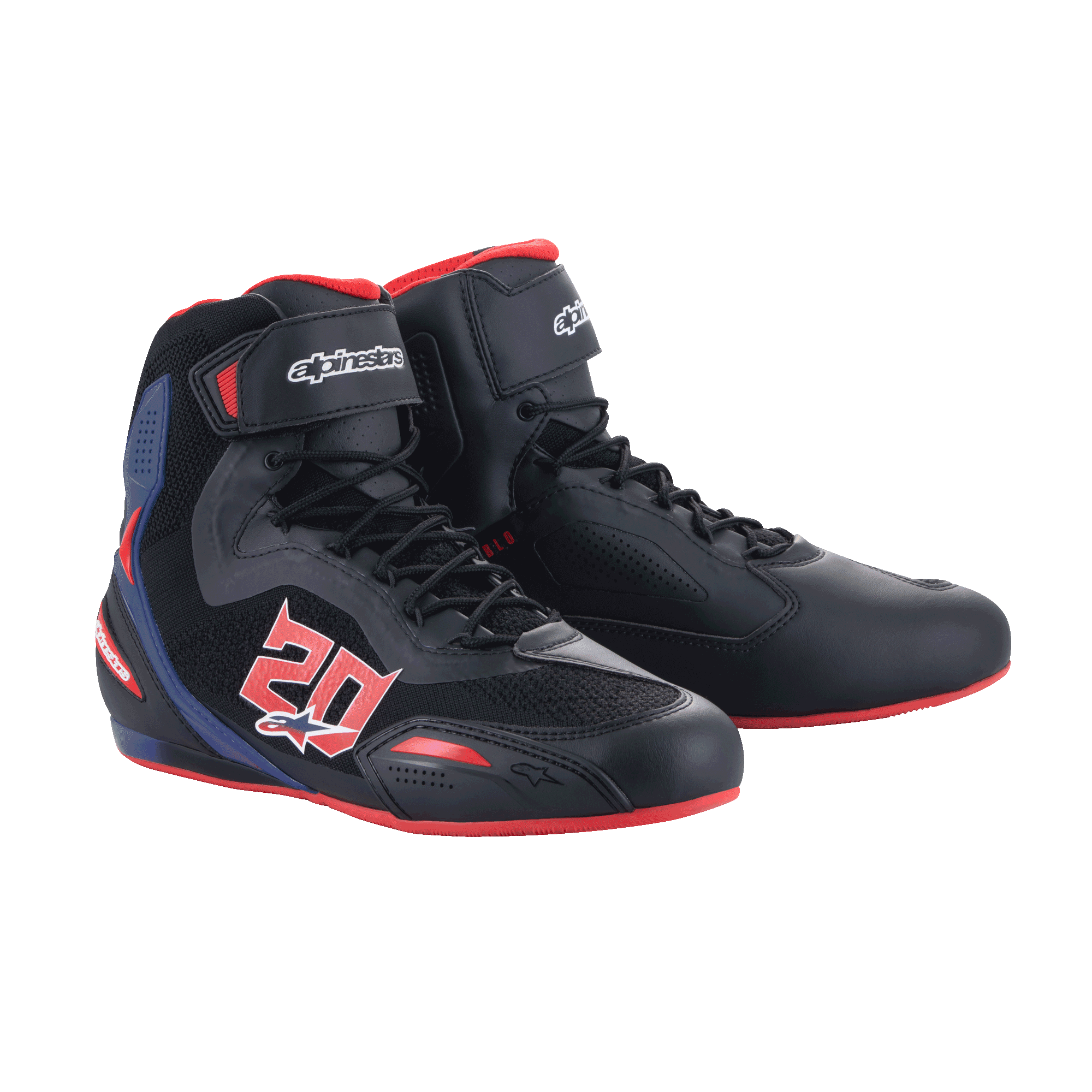 Zapatillas Alpinestars FQ20 Faster-3 Rideknit®, calzado para moto, negras con detalles en rojo brillante y azul, con un llamativo gráfico del número '20' en el lateral, paneles de malla Rideknit® transpirable, cierre de cordones con correa de gancho y bucle y diseño deportivo inspirado en las carreras.