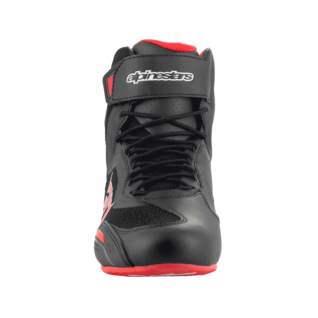 Zapatillas Alpinestars FQ20 Faster-3 Rideknit®, calzado para motociclismo, negro y rojo brillante, vista frontal con cierre de cordones y correa superior de gancho y bucle con marca Alpinestars, construcción de microfibra técnica y tejido transpirable.