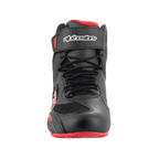Zapatillas Alpinestars FQ20 Faster-3 Rideknit®, calzado para motociclismo, negro y rojo brillante, vista frontal con cierre de cordones y correa superior de gancho y bucle con marca Alpinestars, construcción de microfibra técnica y tejido transpirable.