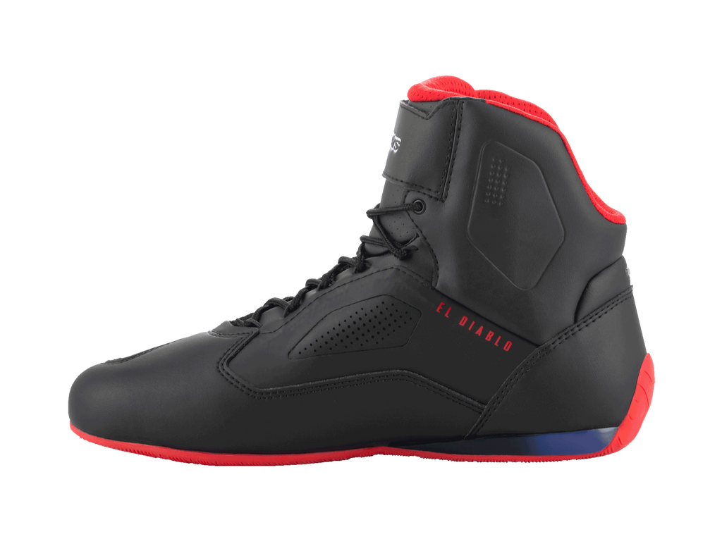 Zapatillas Alpinestars FQ20 Faster-3 Rideknit®, zapatillas para moto, negro, rojo brillante y azul, vista de perfil lateral con el texto 'EL DIABLO' en rojo, suela y forro del cuello rojos, construcción de malla transpirable y microfibra con paneles laterales perforados