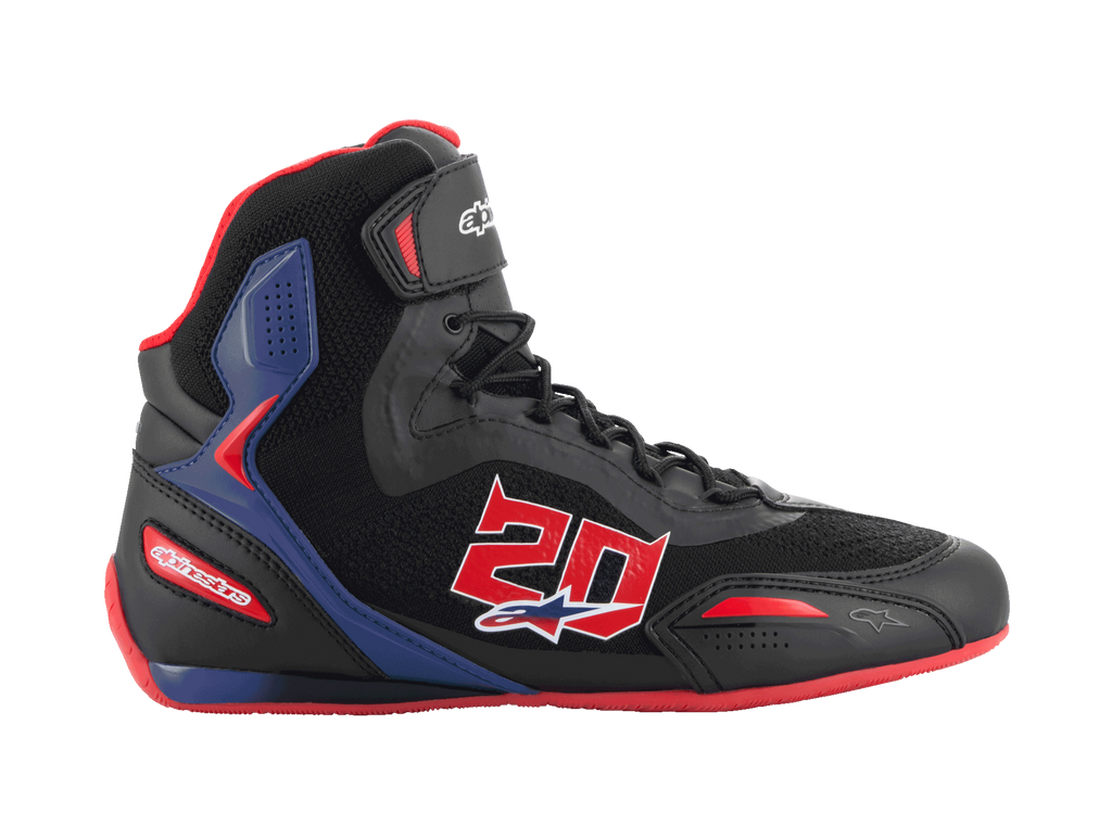 Alpinestars FQ20 Faster-3 Rideknit, zapatillas altas de motociclismo, negras con detalles en rojo y azul brillante, gran número 20 rojo en el lateral, suela roja, cordones negros y construcción en malla Rideknit transpirable y materiales sintéticos.