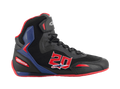 Alpinestars FQ20 Faster-3 Rideknit, zapatillas altas de motociclismo, negras con detalles en rojo y azul brillante, gran número 20 rojo en el lateral, suela roja, cordones negros y construcción en malla Rideknit transpirable y materiales sintéticos.
