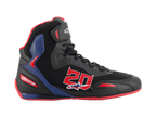 Alpinestars FQ20 Faster-3 Rideknit, zapatillas altas de motociclismo, negras con detalles en rojo y azul brillante, gran número 20 rojo en el lateral, suela roja, cordones negros y construcción en malla Rideknit transpirable y materiales sintéticos.