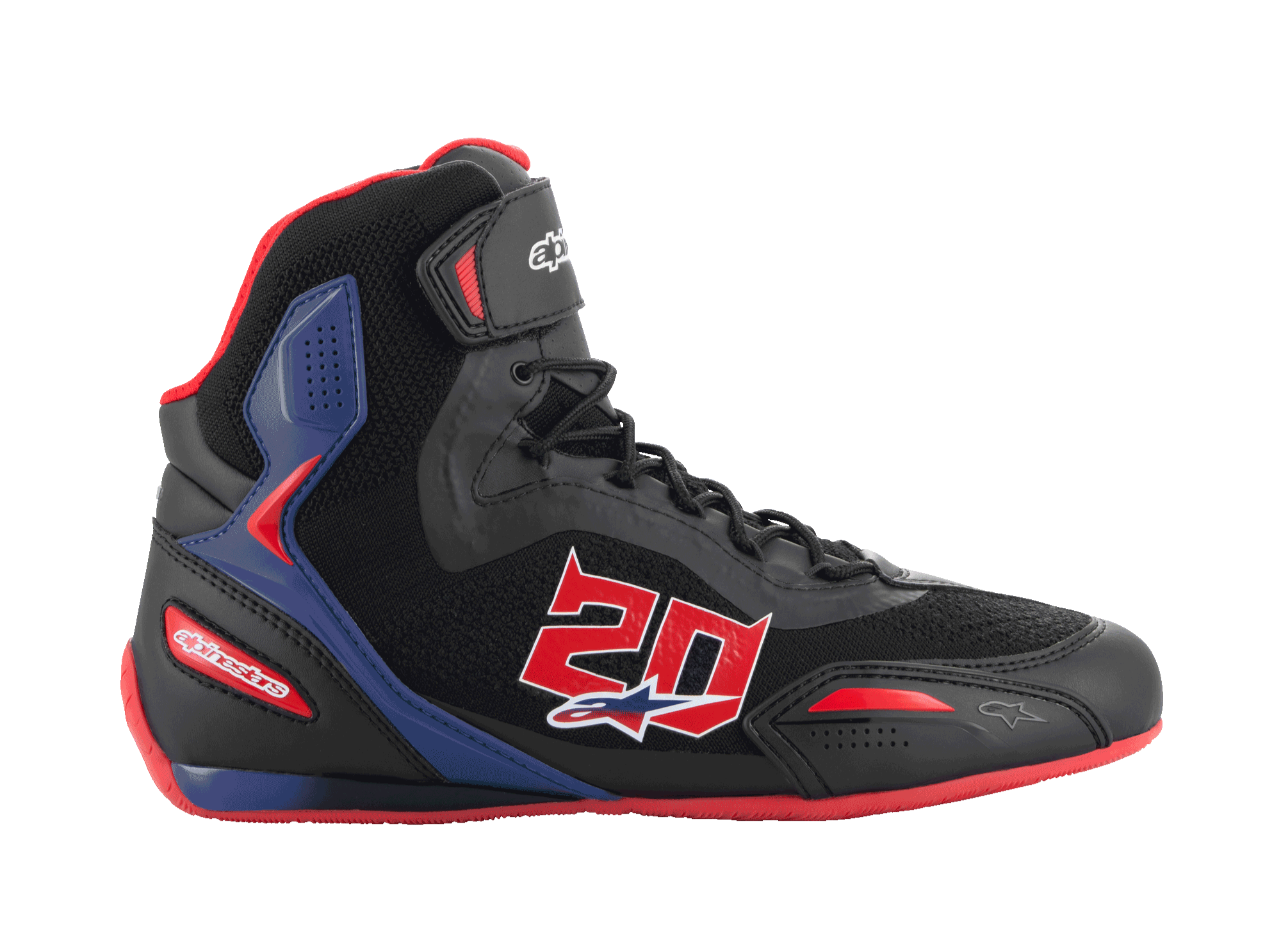 Alpinestars FQ20 Faster-3 Rideknit, zapatillas altas de motociclismo, negras con detalles en rojo y azul brillante, gran número 20 rojo en el lateral, suela roja, cordones negros y construcción en malla Rideknit transpirable y materiales sintéticos.