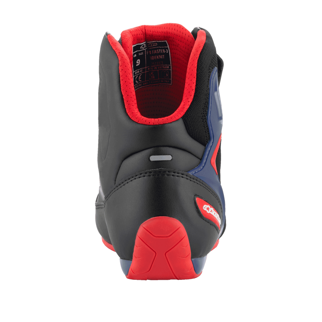 Zapatillas Alpinestars FQ20 Faster-3 Rideknit®, zapatillas de moto, negro, rojo brillante y azul, vista trasera que muestra el contrafuerte del talón de TPR rojo, forro de malla roja acolchada y tira reflectante, diseño deportivo para conducción en carretera