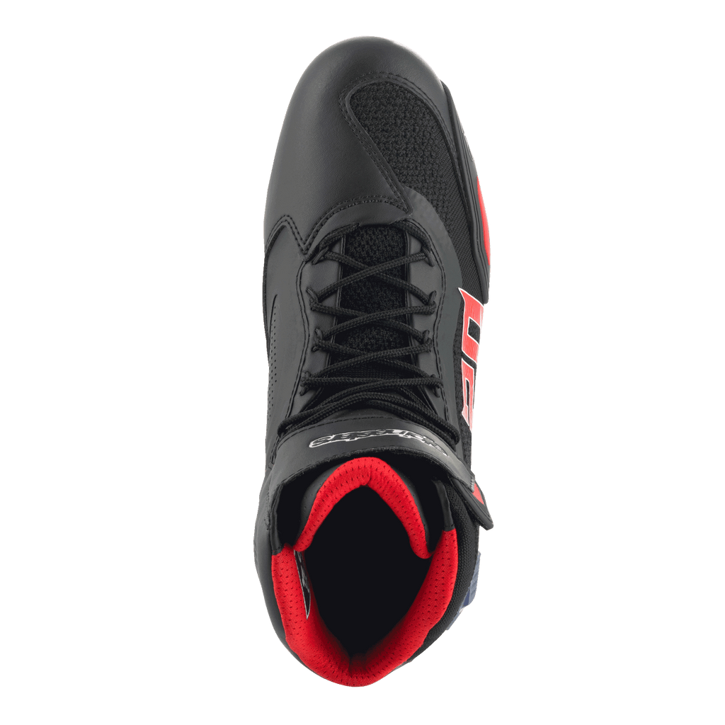 Zapatos Alpinestars FQ20 Faster-3 Rideknit®, calzado para motociclismo, negros con detalles en rojo brillante y azul, vista superior que muestra la malla transpirable Rideknit®, diseño con cordones e interior acolchado rojo