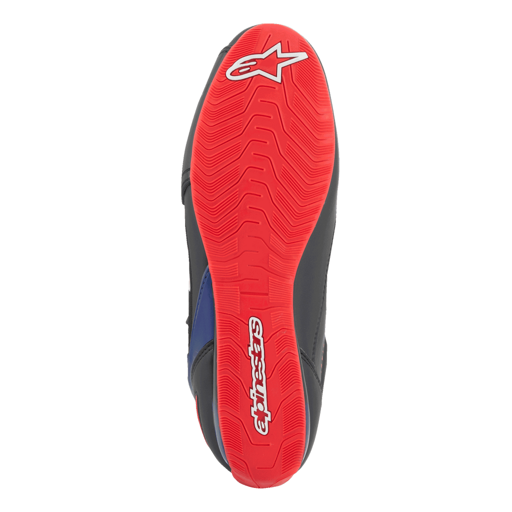Zapatillas Alpinestars FQ20 Faster-3 Rideknit®, vista inferior de la suela, rojo brillante con logotipo y letras de Alpinestars en blanco, patrón de agarre texturizado para la conducción de motocicletas