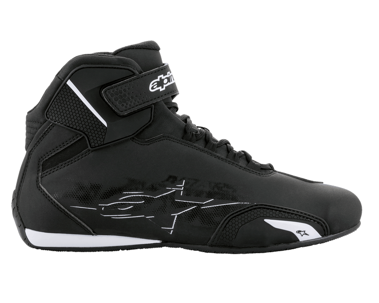 Zapatos Alpinestars Sektor, calzado para moto, negro y blanco, perfil lateral con parte superior de microfibra ligera, sistema de cordones rápidos y correa de tobillo con cierre de gancho y bucle y logotipo blanco, diseño elegante y protector para conducción en carretera