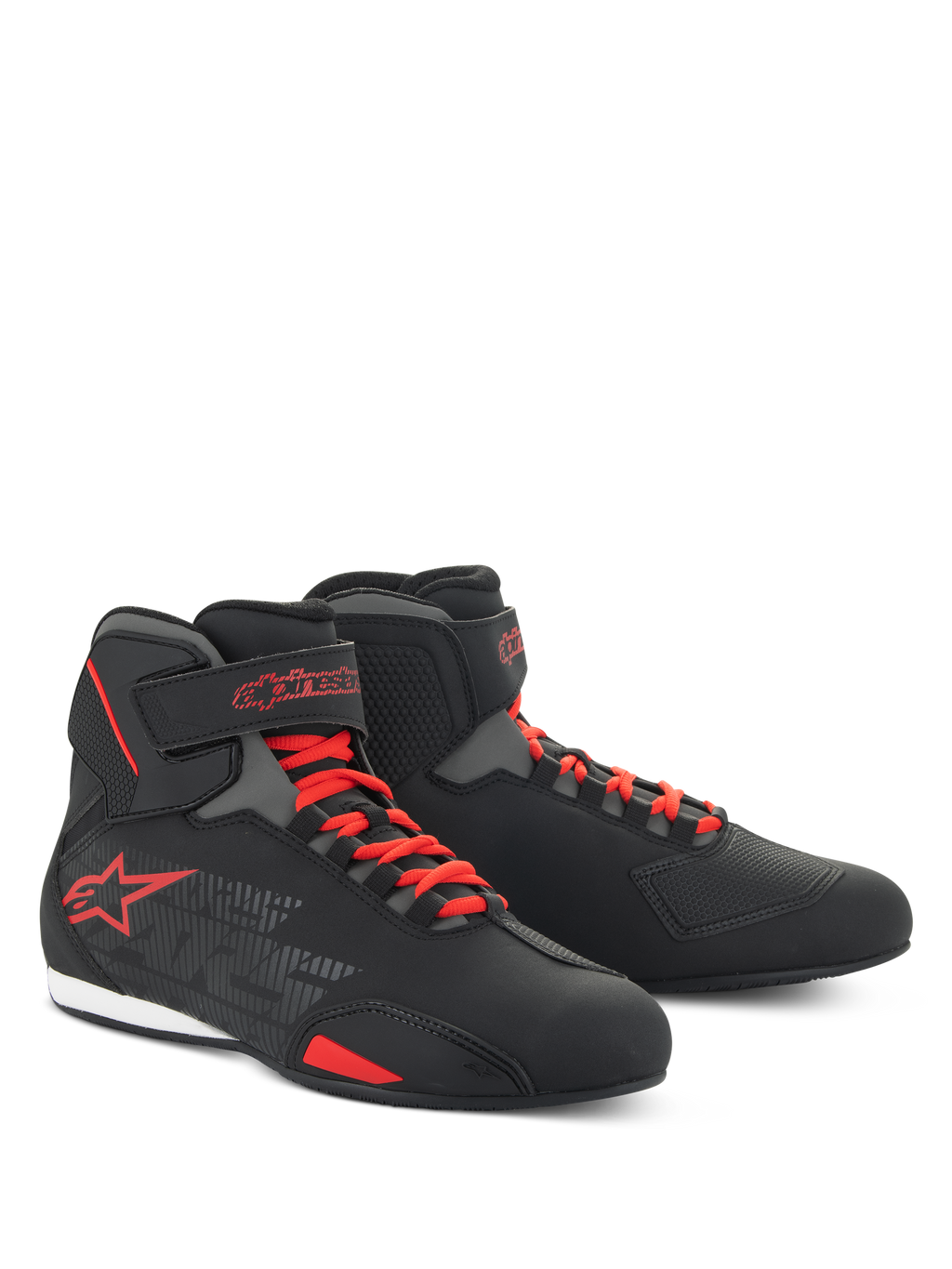 Zapatos Alpinestars Sektor, calzado de moto de corte bajo, negro y rojo brillante, con sistema de cordones rápidos rojos, correas en el tobillo y llamativo logo de estrella roja, construcción de microfibra para conducción en carretera y deportiva.