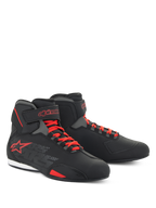 Zapatos Alpinestars Sektor, calzado de moto de corte bajo, negro y rojo brillante, con sistema de cordones rápidos rojos, correas en el tobillo y llamativo logo de estrella roja, construcción de microfibra para conducción en carretera y deportiva.