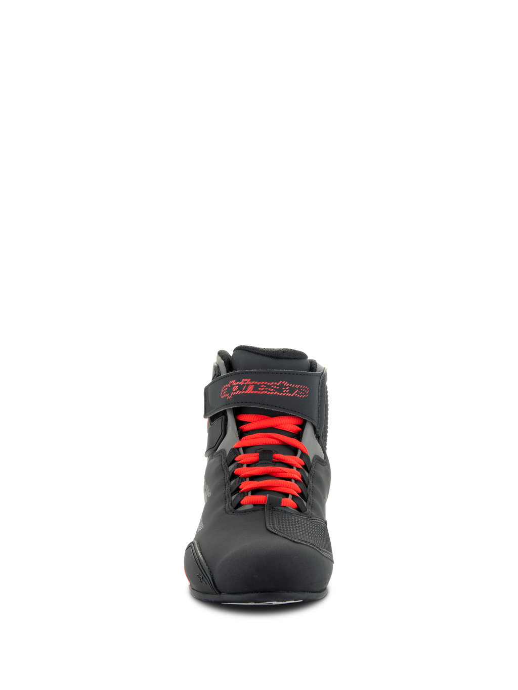 Zapatos Alpinestars Sektor, calzado para motociclista, negro y rojo brillante, vista frontal que muestra los cordones rojos y la correa de tobillo con el logo rojo de Alpinestars, construcción de microfibra duradera con un perfil deportivo elegante