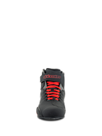 Zapatos Alpinestars Sektor, calzado para motociclista, negro y rojo brillante, vista frontal que muestra los cordones rojos y la correa de tobillo con el logo rojo de Alpinestars, construcción de microfibra duradera con un perfil deportivo elegante