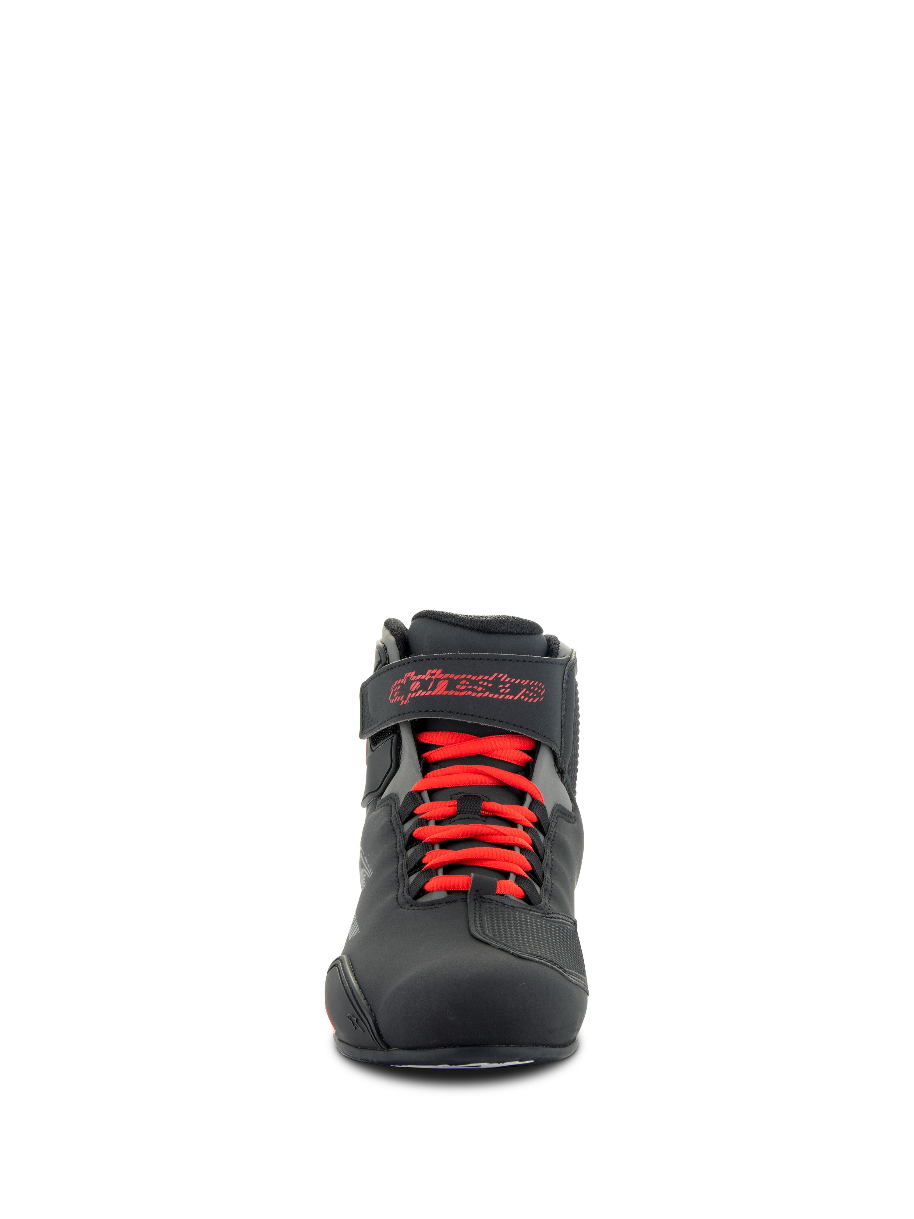 Zapatos Alpinestars Sektor, calzado para motociclista, negro y rojo brillante, vista frontal que muestra los cordones rojos y la correa de tobillo con el logo rojo de Alpinestars, construcción de microfibra duradera con un perfil deportivo elegante