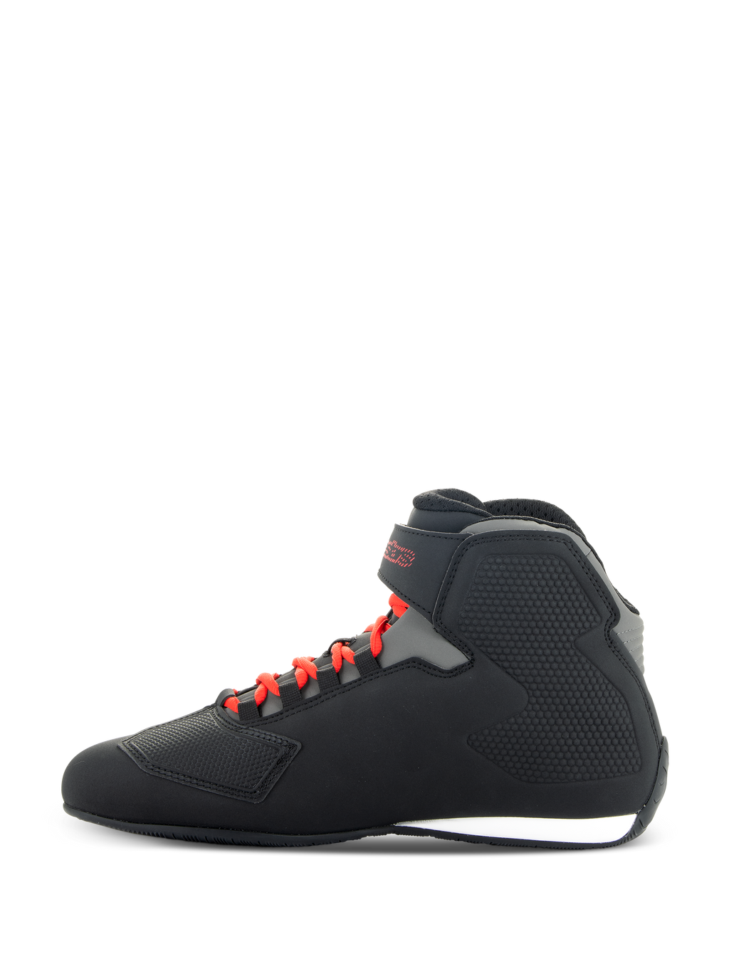 Alpinestars Sektor Shoes, negro y rojo brillante, perfil lateral de calzado de moto de corte bajo con cordones rojos brillantes, parte superior de microfibra negra con detalles grises, correa de tobillo ajustable con logotipo rojo y paneles protectores texturizados.