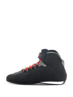 Alpinestars Sektor Shoes, negro y rojo brillante, perfil lateral de calzado de moto de corte bajo con cordones rojos brillantes, parte superior de microfibra negra con detalles grises, correa de tobillo ajustable con logotipo rojo y paneles protectores texturizados.