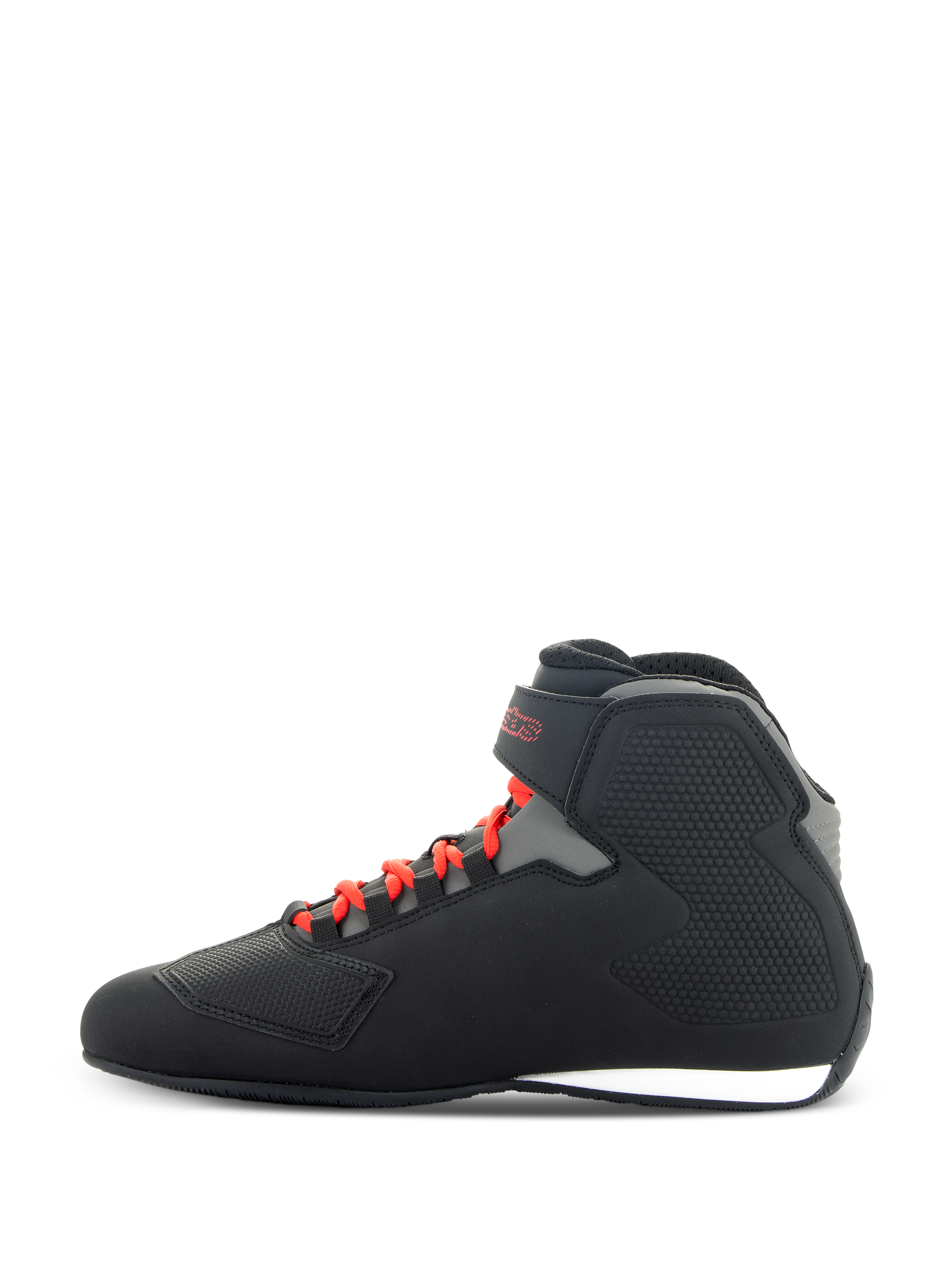 Alpinestars Sektor Shoes, negro y rojo brillante, perfil lateral de calzado de moto de corte bajo con cordones rojos brillantes, parte superior de microfibra negra con detalles grises, correa de tobillo ajustable con logotipo rojo y paneles protectores texturizados.