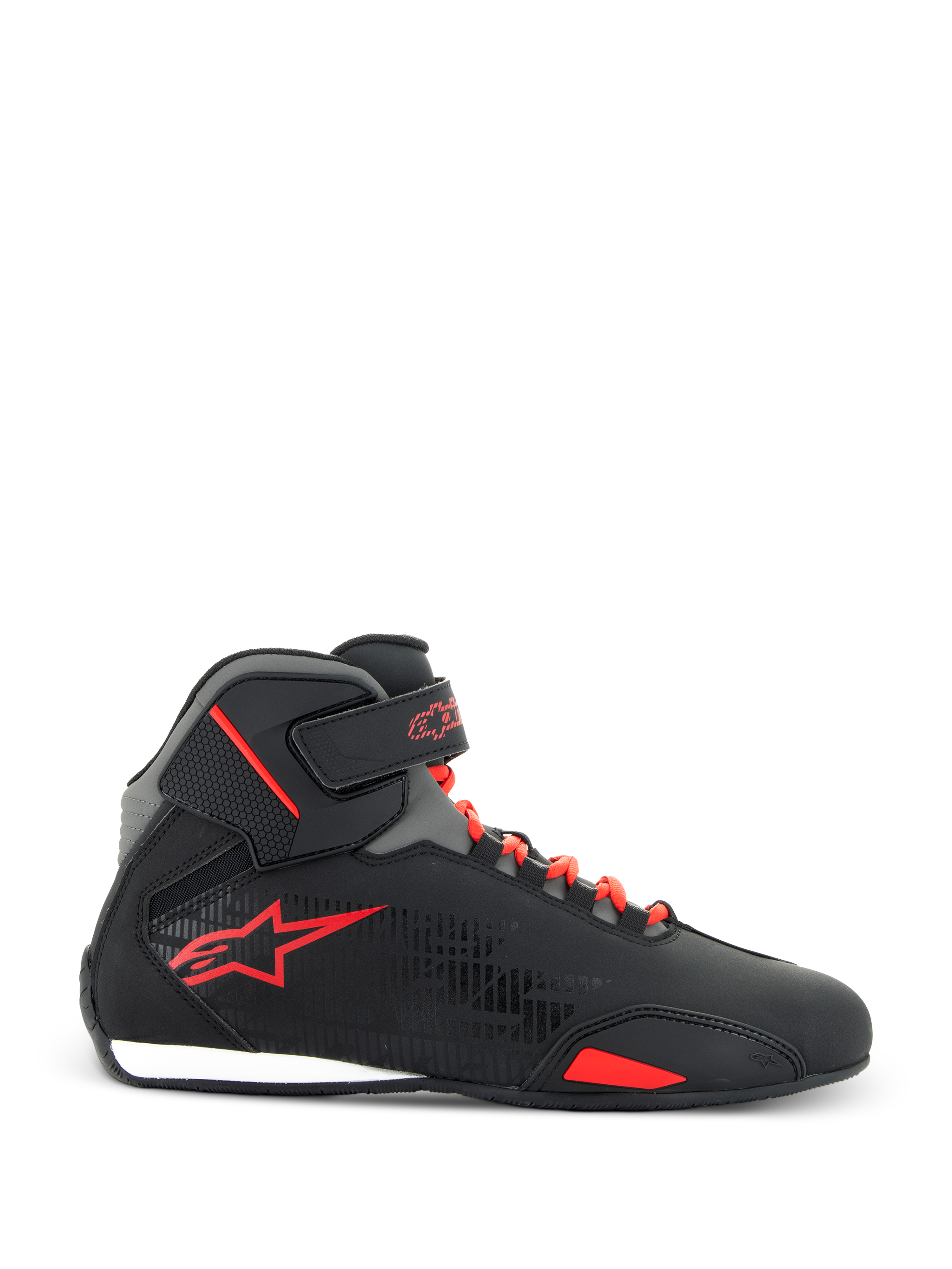 Alpinestars Sektor Shoes, calzado para motociclismo, negro y rojo brillante, perfil alto con cordones rojos y correa de velcro en el tobillo, logo de estrella roja en el lateral, suela de goma fina con detalle blanco en el talón, construcción elegante de microfibra y malla