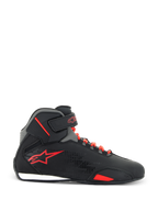 Alpinestars Sektor Shoes, zapatos para moto, negro y rojo brillante, vista de perfil lateral de calzado de microfibra de caña alta con cordones rápidos rojos, correa ajustable en el tobillo y logotipo de estrella roja, diseño elegante para conducción en carretera