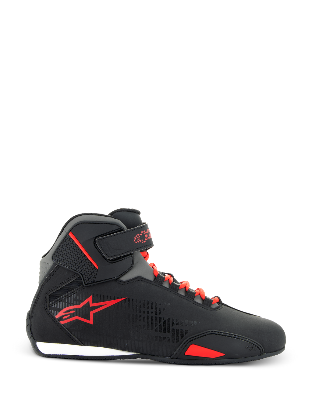 Zapatos Alpinestars Sektor, calzado de moto, negro y rojo brillante, vista lateral que muestra la parte superior de microfibra negra, cordones rojos brillantes, logotipo de estrella roja y correa ajustable en el tobillo, diseño elegante para conducción en carretera y deportiva