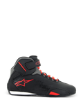 Zapatos Alpinestars Sektor, calzado de moto, negro y rojo brillante, vista lateral que muestra la parte superior de microfibra negra, cordones rojos brillantes, logotipo de estrella roja y correa ajustable en el tobillo, diseño elegante para conducción en carretera y deportiva