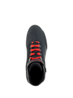 Zapatos Alpinestars Sektor, negro y rojo brillante, vista superior de calzado para motociclismo, cordones rojo brillante y correa ajustable en el tobillo, parte superior de microfibra estilizada con refuerzo para el cambio, diseño deportivo para carretera